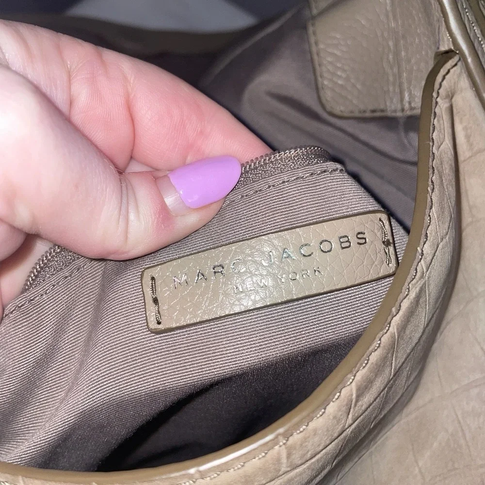 Marc Jacobs Hobo Shoulder Bag Greige Tan Purse Crocodile Embossed Leather